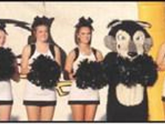 Cisco Lobo Cheerleaders