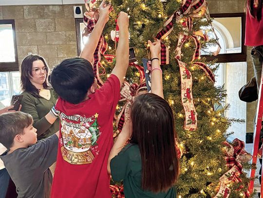 Eastland County 4-H members decorate the Courthouse Tree