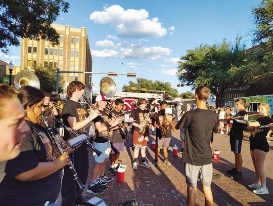 Pep Rally on Square Shows Mavericks’ Spirit