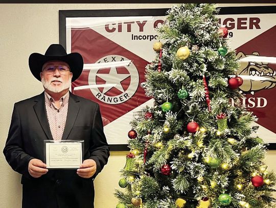 Ranger congratulates City Manager Charlie Archer