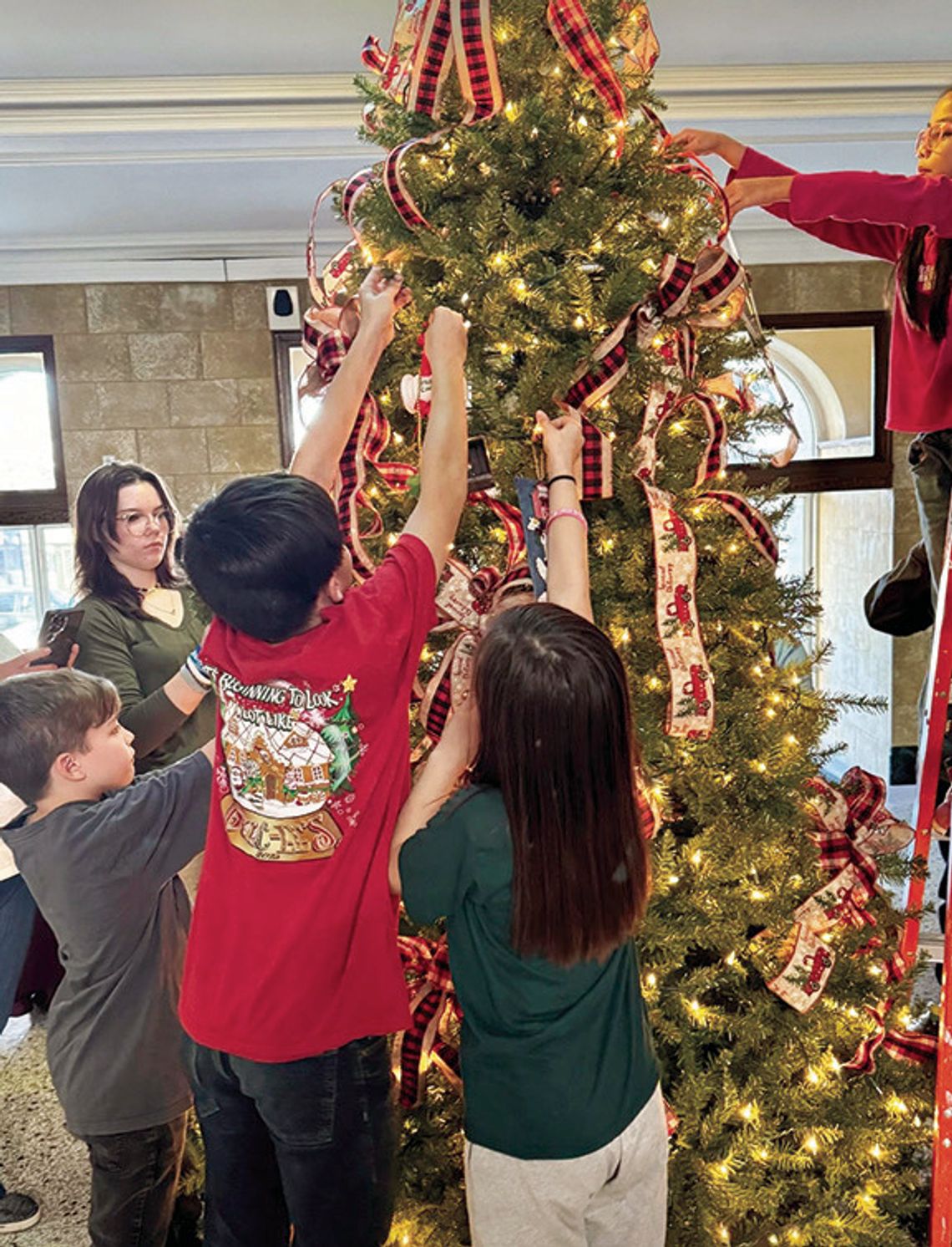 Eastland County 4-H members decorate the Courthouse Tree